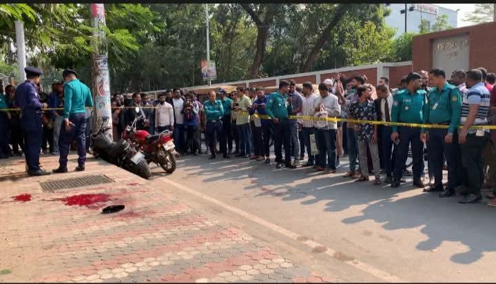 খুলনায় আদালতের সামনে কুপিয়ে ও গুলি করে ২ জনকে হত্যা