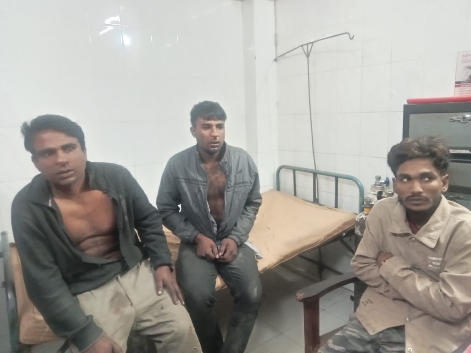 দিঘলিয়ায় ভ্যান চুরির সময় তিন যুবক আটক, গণপিটুনি দিয়ে পুলিশে সোপর্দ