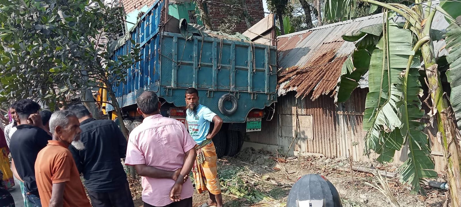 কেশবপুরে বালি বোঝাই ট্রাক নিয়ত্রণ হারিয়ে ঢুকে পড়লো বসতবাড়িতে