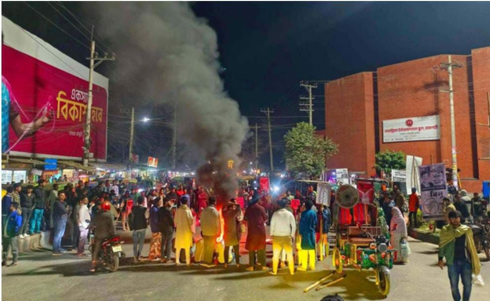 রাকসুর জিএস আ/হতের প্রতিবাদে সড়ক অবরোধ করে রাজশাহীতে বিক্ষোভ