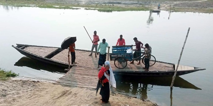 খেয়াঘাটে জীবন ঝুঁকিতে- ব্রীজের দাবি এখন সাধারণ মানুষের শেষ আশা”