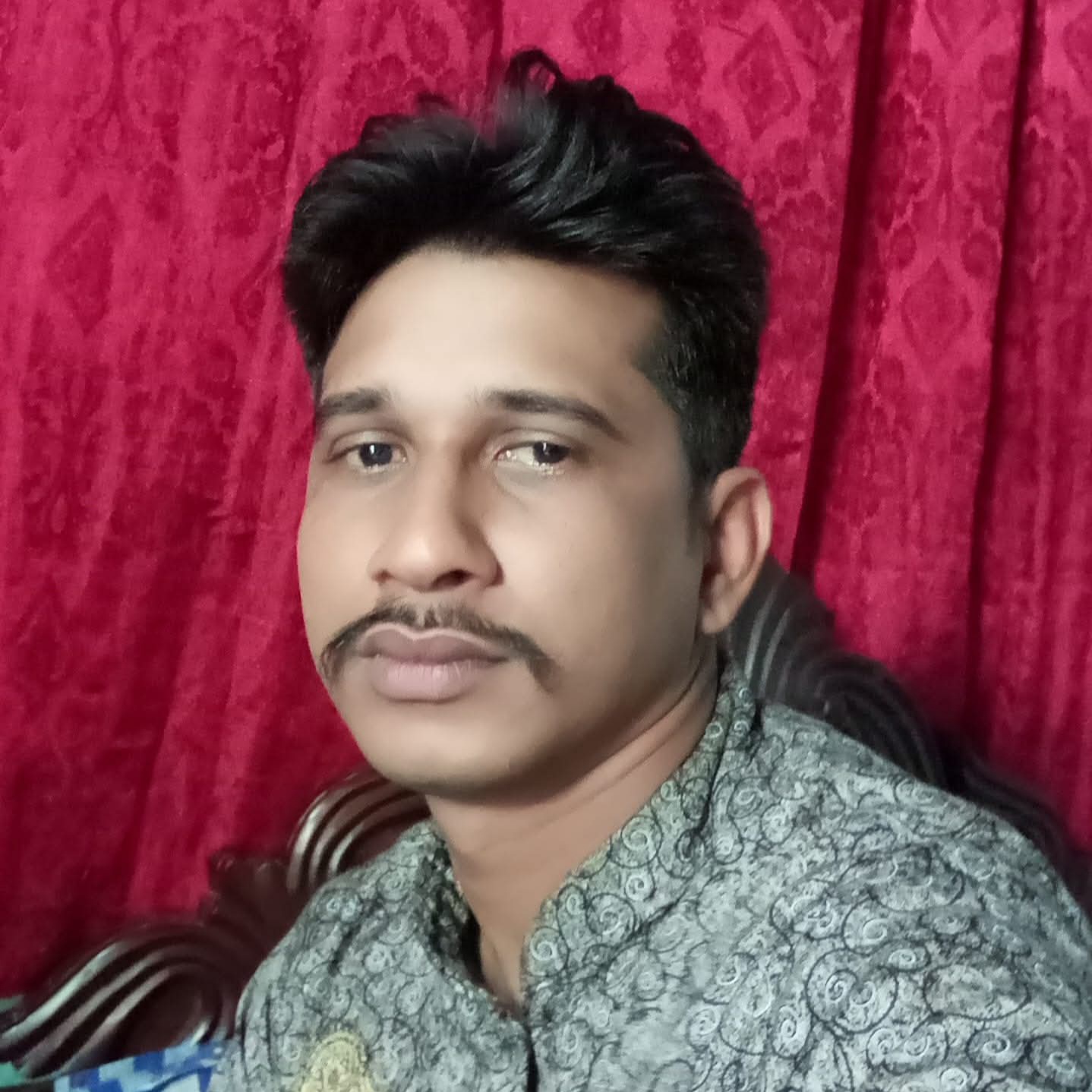 নিজের জীবনের লড়াইটা নিজেকে লড়তে হবে।সবাই বলবে পাশে আছি কিন্তু কেউ পাশে থাকে না.মোল্লা-জাহাঙ্গীর আলম।