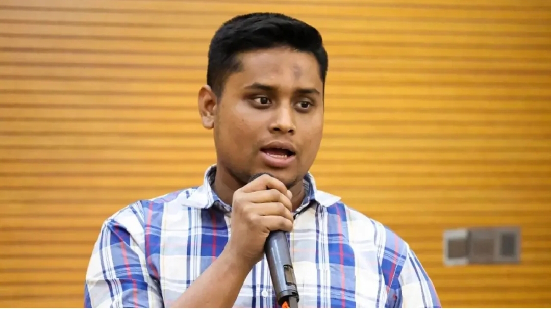 ভোটকেন্দ্রে মোবাইল ফোন নিষিদ্ধের সিদ্ধান্তে হাসনাতের প্রতিক্রিয়া