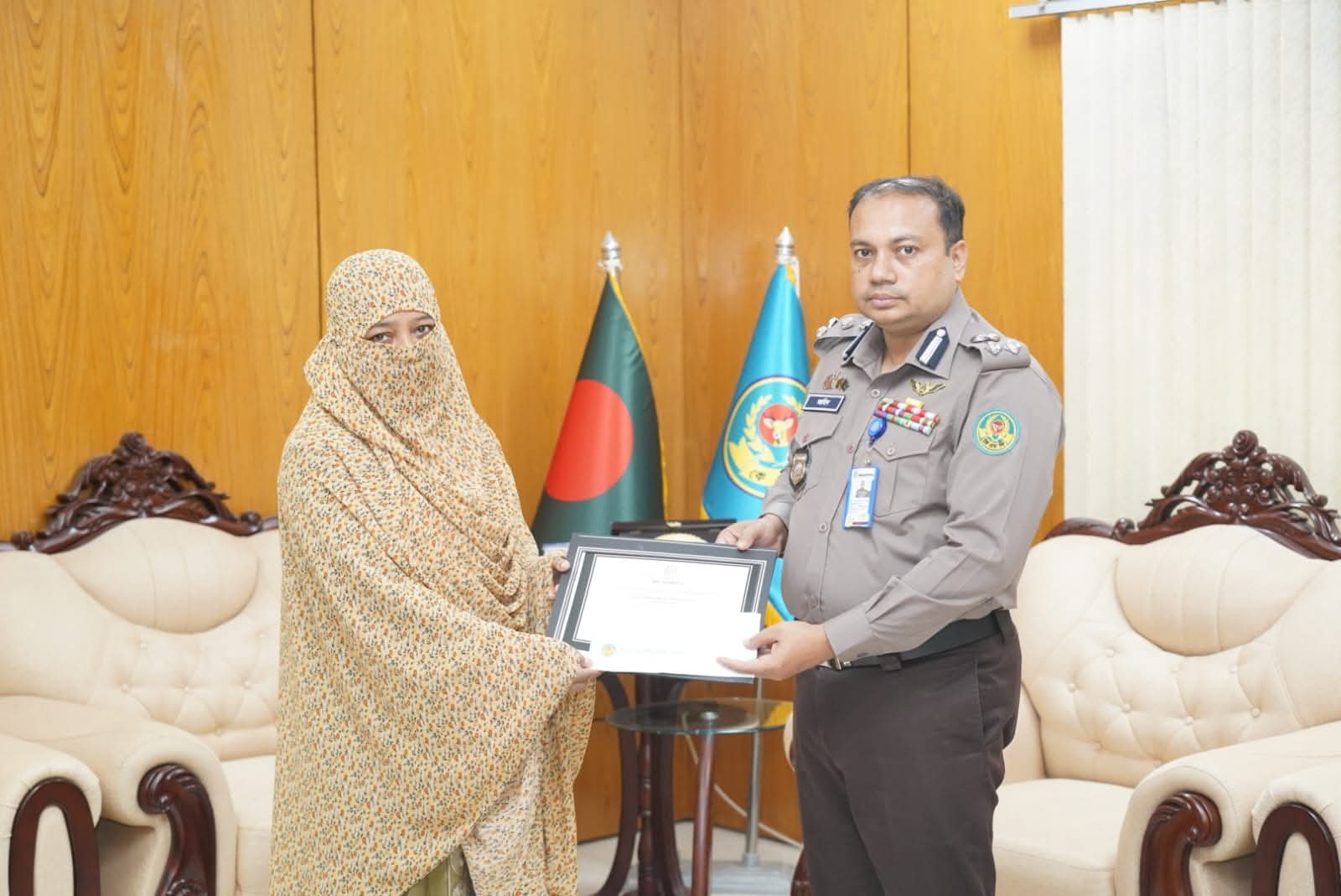 ২০২৫ সালে কর্তব্যরত অবস্থায় জীবন উৎসর্গকারী পুলিশ সদস্যের পরিবারকে ইন্সপেক্টর জেনারেল (আইজিপি) মহোদয় কর্তৃক প্রেরিত উপহার এবং কেএমপি’র পক্ষ থেকে ঈদ উপহার সামগ্রী প্রদানঃ