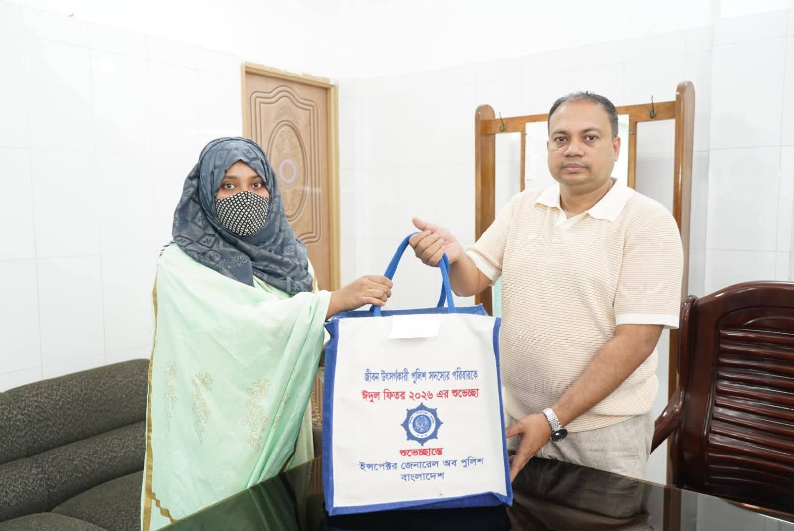 ২০২৫ সালে কর্তব্যরত অবস্থায় জীবন উৎসর্গকারী পুলিশ সদস্যের পরিবারকে ইন্সপেক্টর জেনারেল (আইজিপি) মহোদয় কর্তৃক প্রেরিত ঈদ উপহার ও শুভেচ্ছা বার্তা প্রদানঃ
