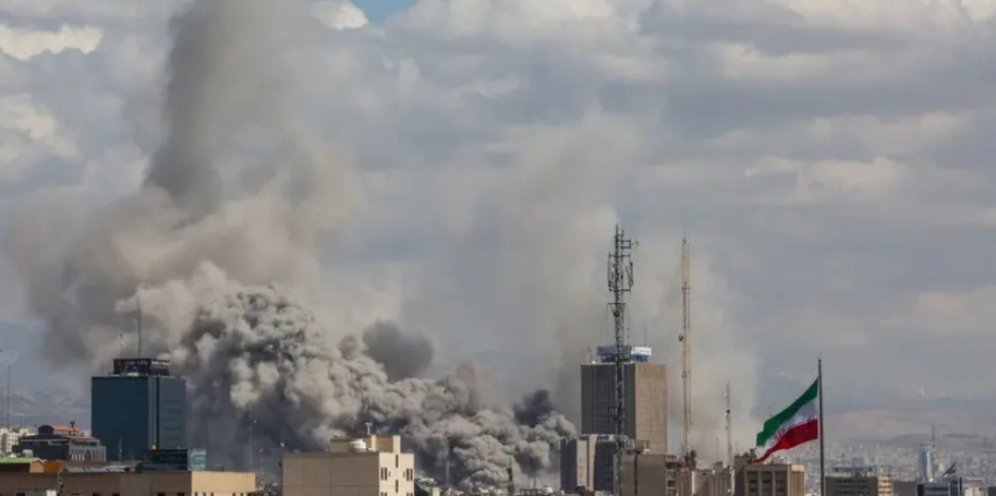 যুদ্ধের চেয়ে আত্মসমর্পণকেই বেশি ভয় পায় ইরান