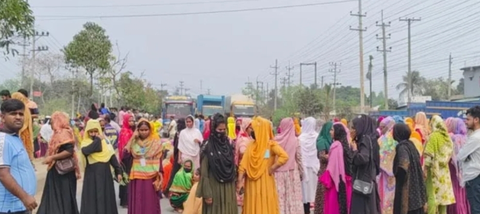 বেতন-বোনাসের দাবিতে ঢাকা-ময়মনসিংহ মহাসড়কে বিক্ষোভ