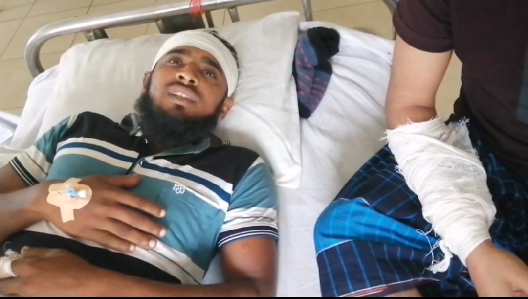 রূপসায় স্ত্রীকে কটুক্তির প্রতিবাদ করায় সন্ত্রাসী কর্তৃক স্বামী-দেবর সহ ৪ জনকে কু/পি/য়ে জ/খ/ম