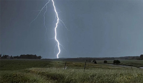 দেশের বিভিন্ন জেলায় বজ্রপাতে ৮ জন নিহত