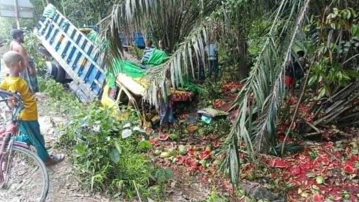 কেশবপুরে তরমুজ বোঝাই ট্রাক খাদে, আহতদের উদ্ধার