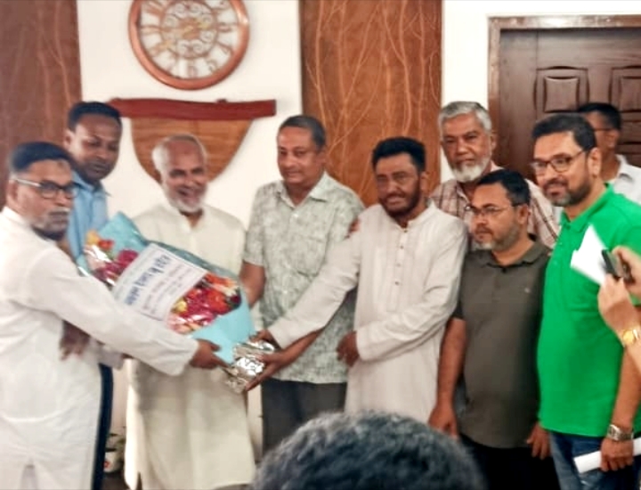 কেসিসির প্রশাসক নজরুল ইসলাম মঞ্জুকে কাঁচা ও পাকা মাল আড়ৎদার সমিতির ফুলেল শুভেচ্ছা