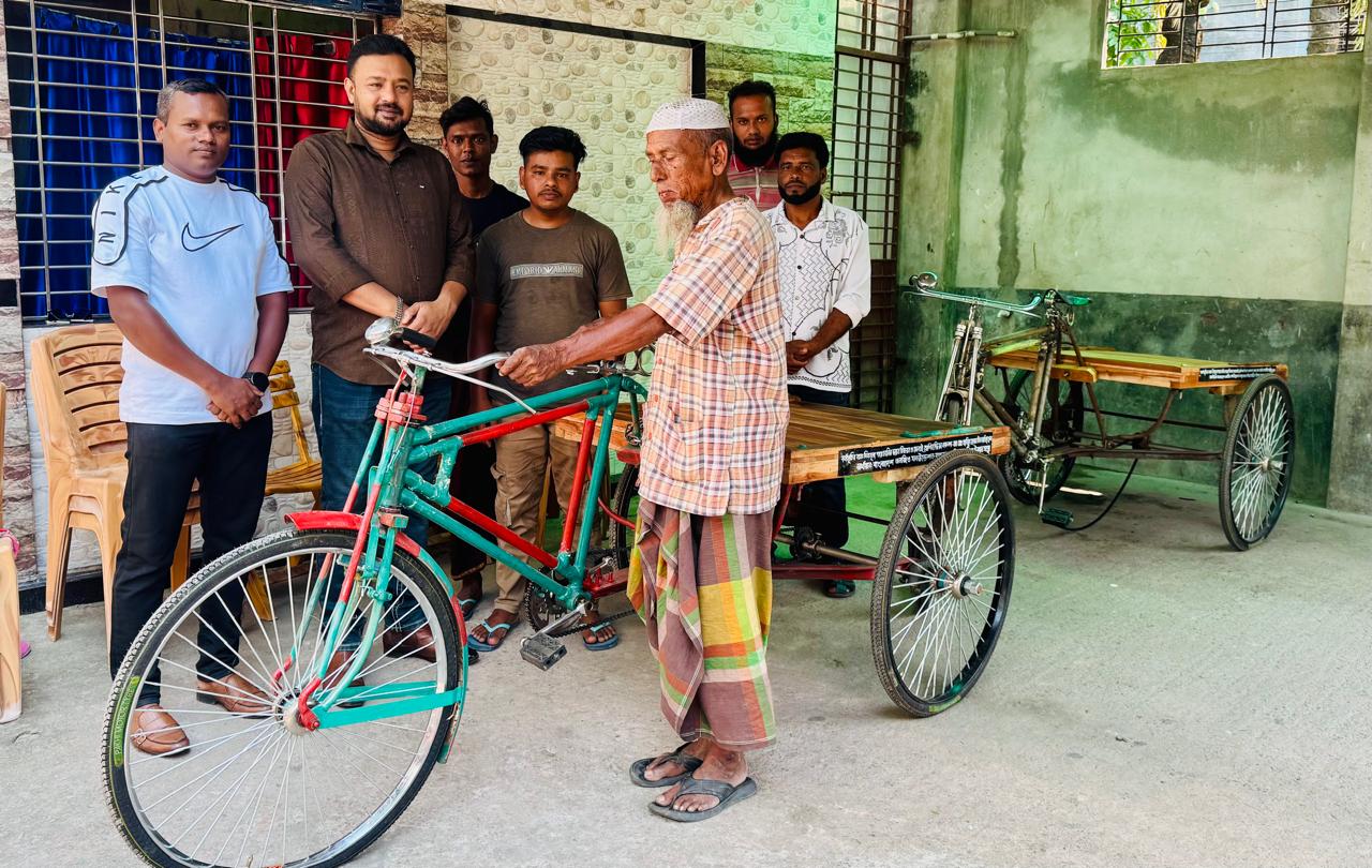 বিনামূল্যে ১০টি ভ্যান ও সেলাই মেশিন বিতরণ প্রকল্পের উদ্বোধন