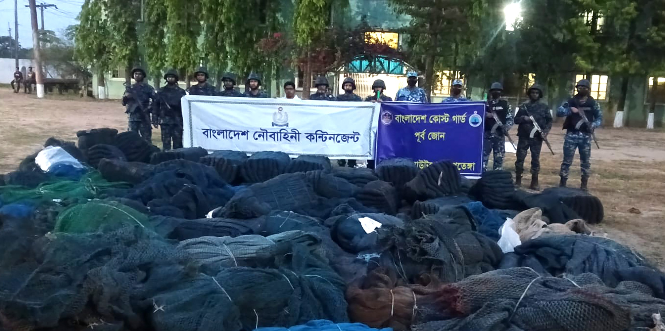 চট্টগ্রামে নৌবাহিনী ও কোষ্টগার্ডের যৌথ অভিযানে ৩১২ কোটি টাকার অবৈধ জাল জব্দ