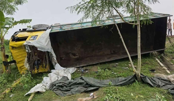 ঢাকা-টাঙ্গাইল মহাসড়কে ট্রাক উল্টে নিহত ১৫