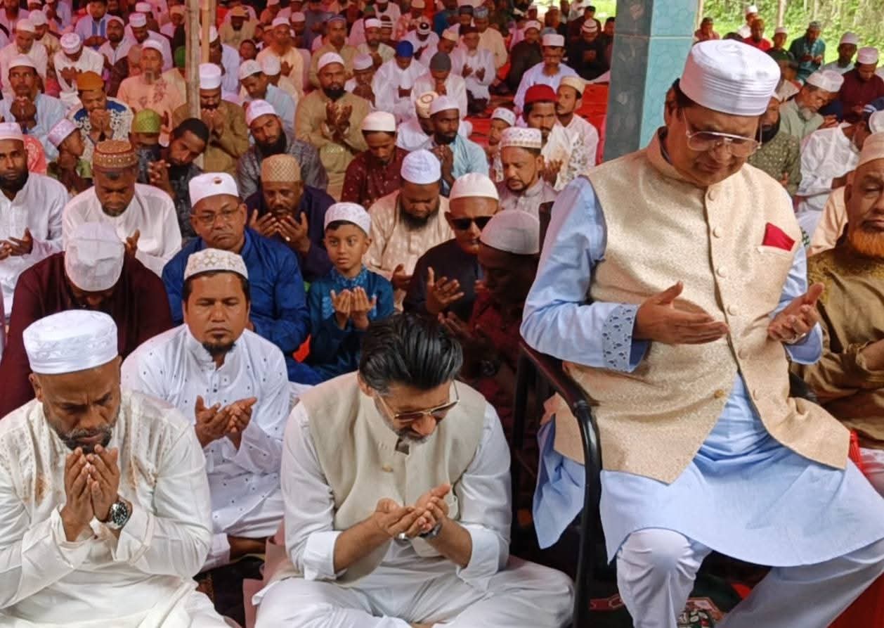 মোহাম্মদ আলি আসগার লবির আজ সকালে নিজ এলাকায় সর্ব সাধারণ সকলের সাথে নামাজ আদায় ও কুশল বিনিময়