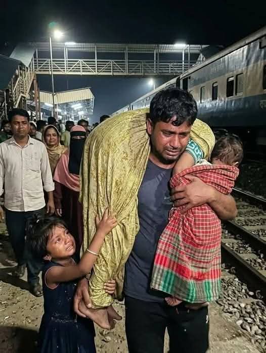 স্বামীর কাঁধে স্ত্রী ও ছোট্ট সন্তানের নিথর দেহ