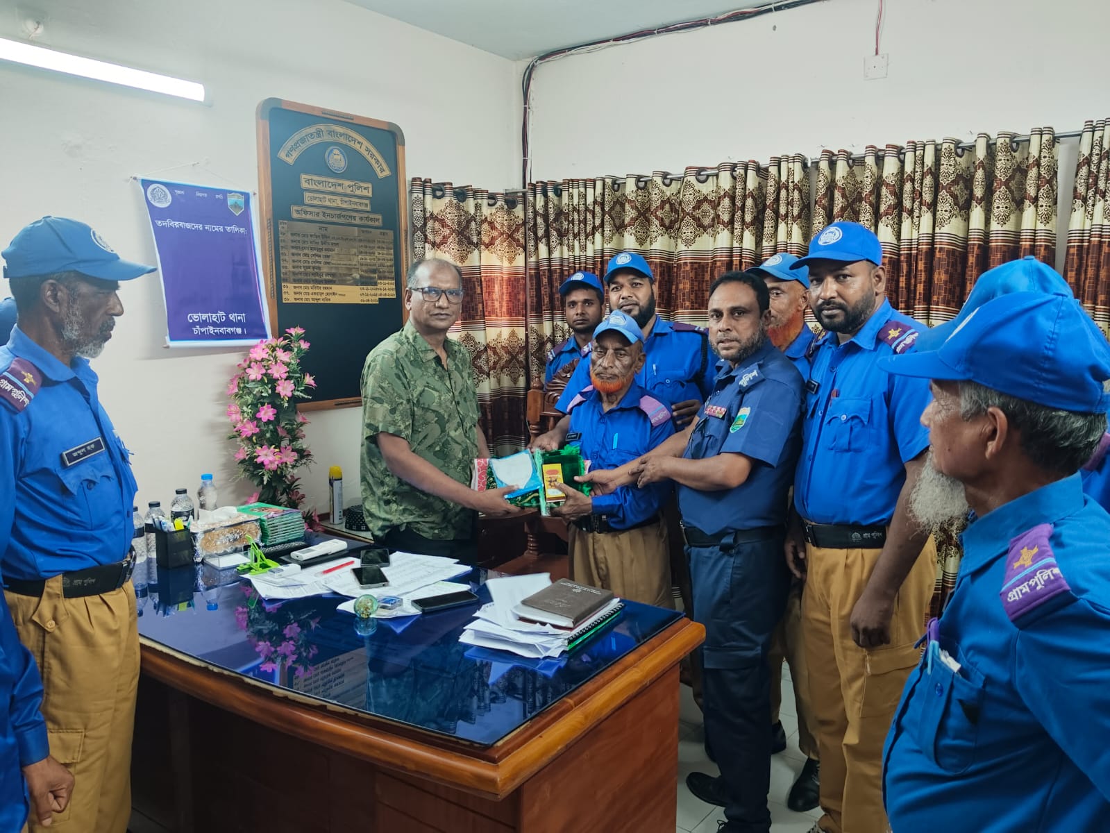 দীর্ঘ ৩০ বছরের কর্মজীবনের সমাপ্তি: ভোলাহাটে গ্রাম পুলিশ নজরুল ইসলামের বিদায় সংবর্ধনা