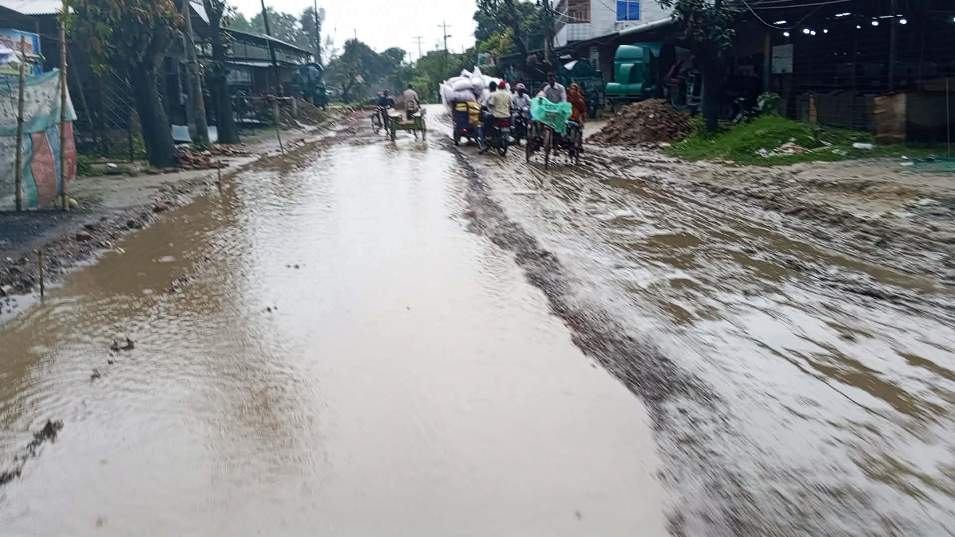 ধামইরহাটে রাস্তার বেহাল দশা, জনদুর্ভোগ চরমে,