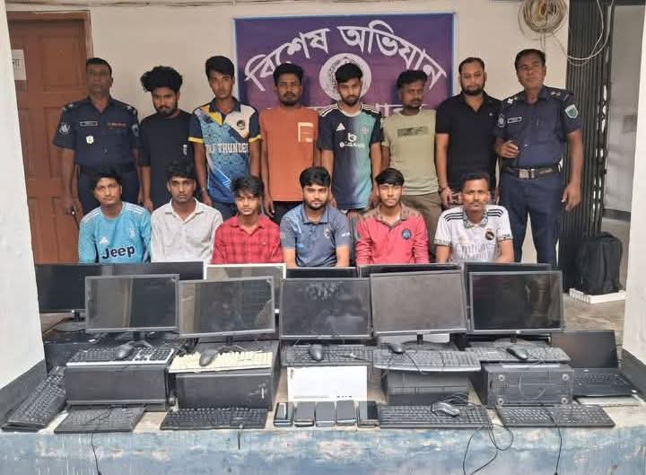 নওগাঁয় অনলাইন জুয়া সেন্টারে পুলিশের অভিযান, নগদ টাকা, পিসি-ল্যাপটপসহ গ্রেপ্তার ১৫!