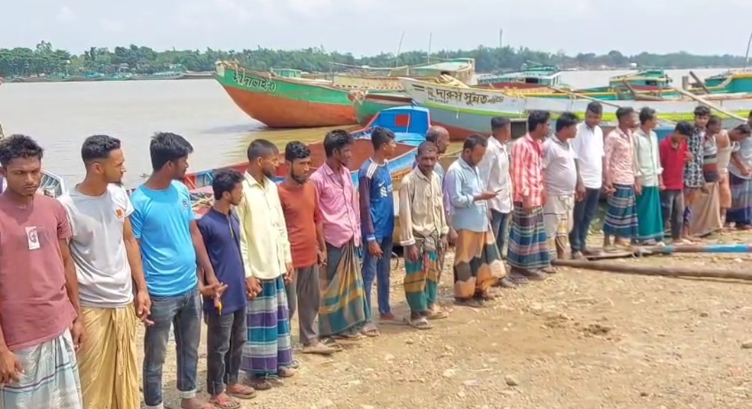 সুনামগঞ্জের তাহিরপুরের যাদুকাটা নদীর তীর কাটার প্রতিবাদে মানববন্ধন
