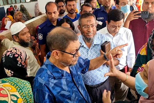 খুলনা সদর হাসপাতালে অনিয়মের খোঁজে স্বাস্থ্যমন্ত্রী: র‍্যাবিস ভ্যাকসিন ও খাবার নিয়ে তীব্র ক্ষোভ