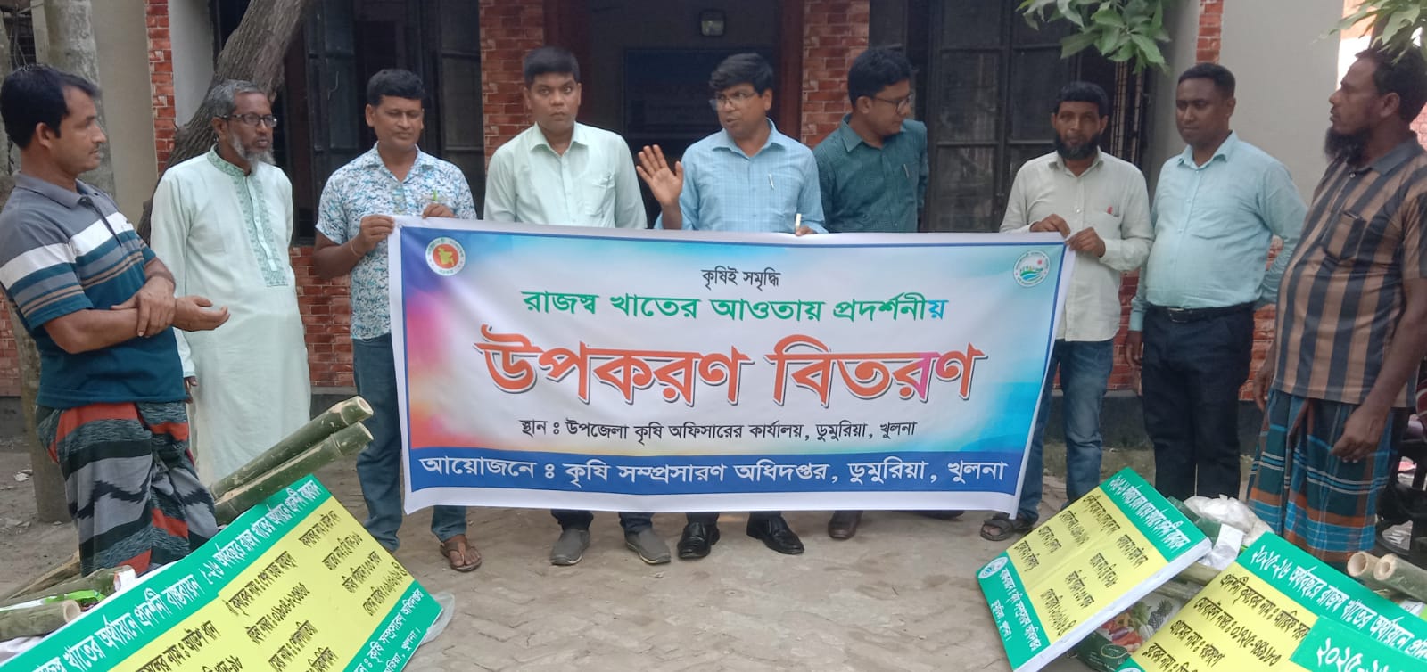 ‎ডুমুরিয়ায় কৃষকের মাঝে উপকরণ বিতরণ