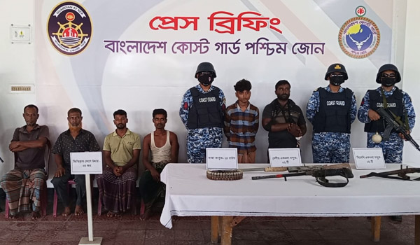 সুন্দরবনে অস্ত্র-গুলিসহ করিম বাহিনীর উপ-প্রধানসহ ২ সদস্য আটক, ৪ জেলে উদ্ধার
