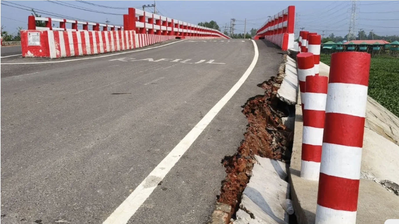 উদ্বোধনের এক মাসেই ধসে পড়ল সেতু সংলগ্ন সড়ক