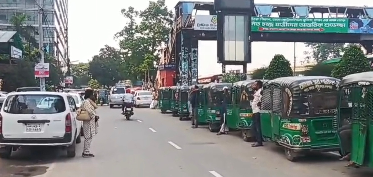 ঢাকায় গ্যাস সংকট: সিএনজি শ্রমিকদের দীর্ঘ লাইনে ভোগান্তি