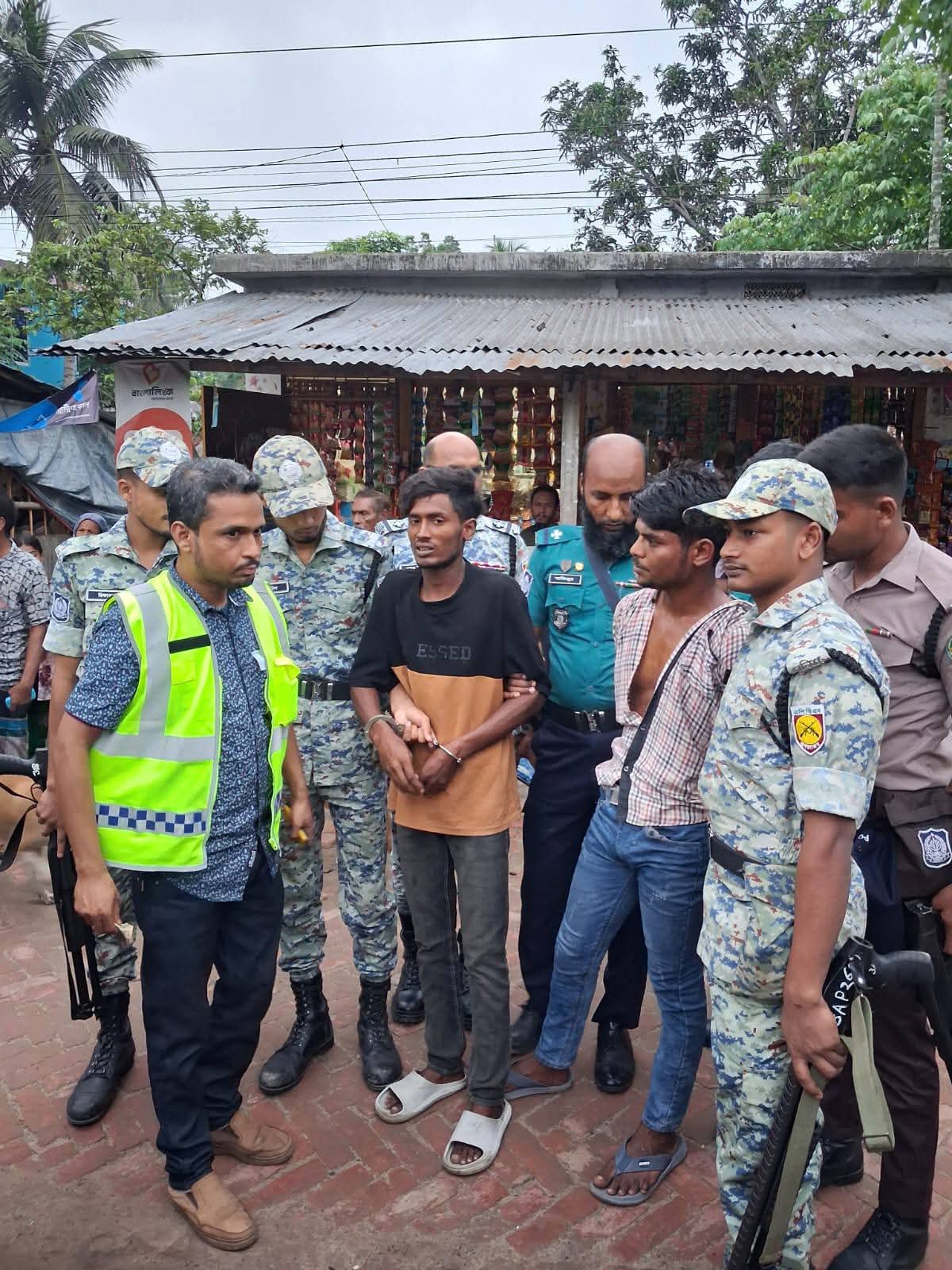 খুলনার বিশেষ যৌথ অভিযানে বিভিন্ন অপরাধে ৩৩ জন গ্রেফতার