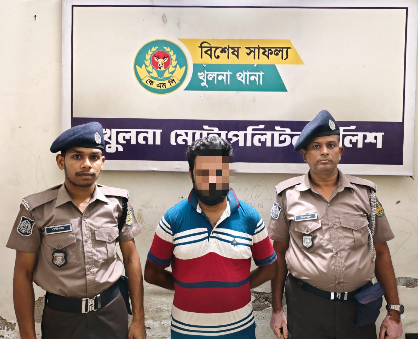 খুলনায় যৌথ অভিযানে শীর্ষ সন্ত্রাসী কাউয়া মিরাজ এর সহযোগি মনির আটক