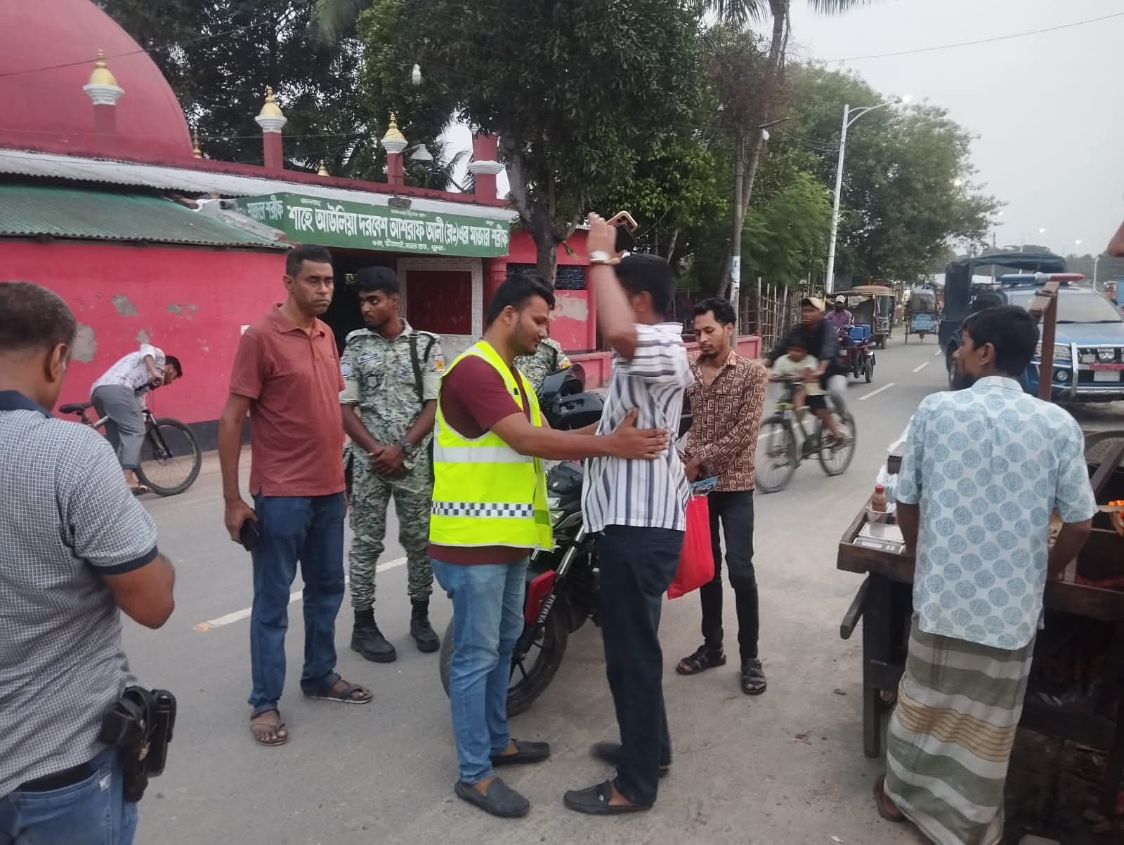 খুলনায় চলমান যৌথ অভিযানে আটক ২১ জন