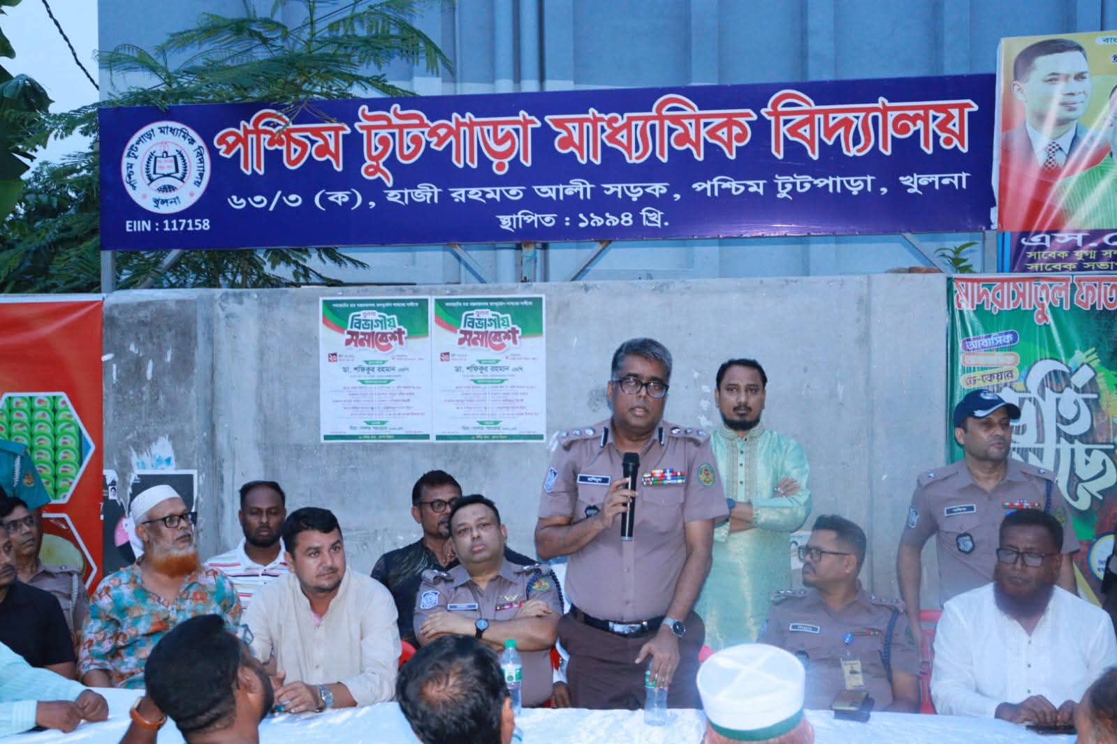 খুলনা থানা এলাকায় নিরাপত্তা ব্যবস্থা জোরদার করতে এলাকাবাসীর সাথে পুলিশের বিশেষ মতবিনিময় সভা অনুষ্ঠিত