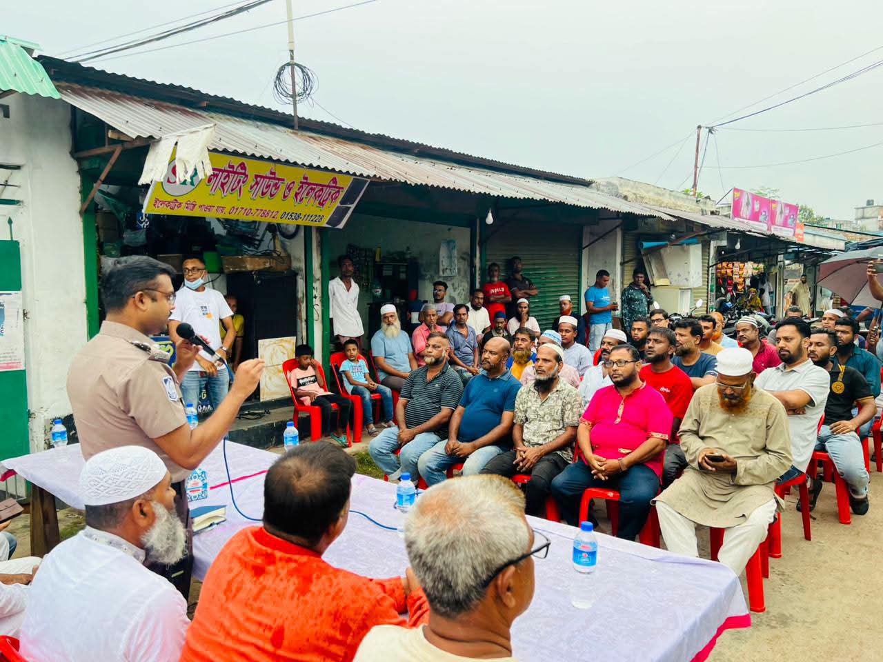 কেএমপি’র দক্ষিণ ও উত্তর বিভাগের বিভিন্ন থানা এলাকায় নিরাপত্তা ব্যবস্থা জোরদারকল্পে এলাকাবাসীর সাথে উঠান বৈঠক