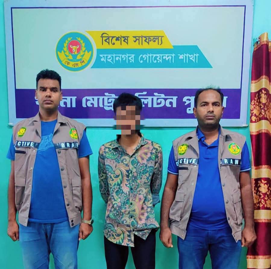 খুলনা মহানগরীতে অভিযান চালিয়ে ৫ বোতল বিদেশি মদসহ আটক যুবক