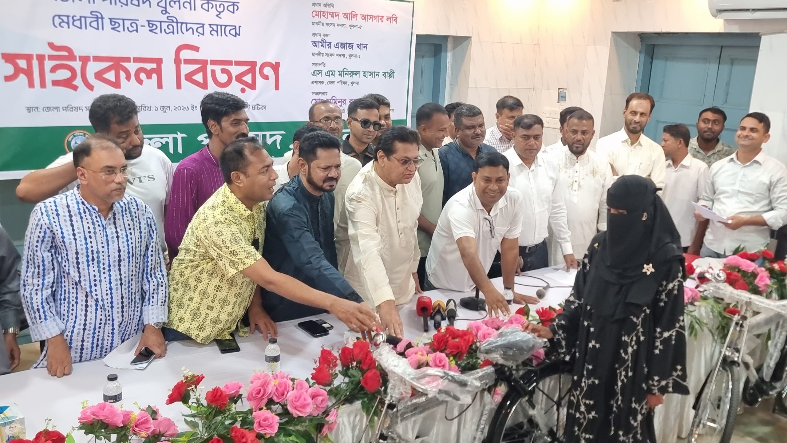 খুলনায় ৩০ মেধাবী শিক্ষার্থীর মাঝে জেলা পরিষদের সাইকেল বিতরণ