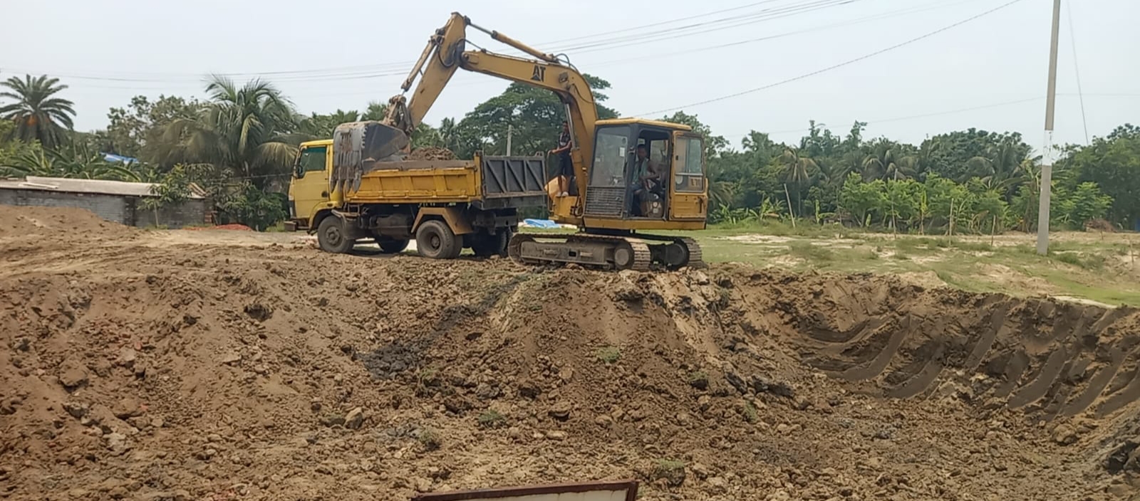 ডুমুরিয়ায় ভদ্রানদী খননের মাটি হরিলুট,প্রশাসন নীরব