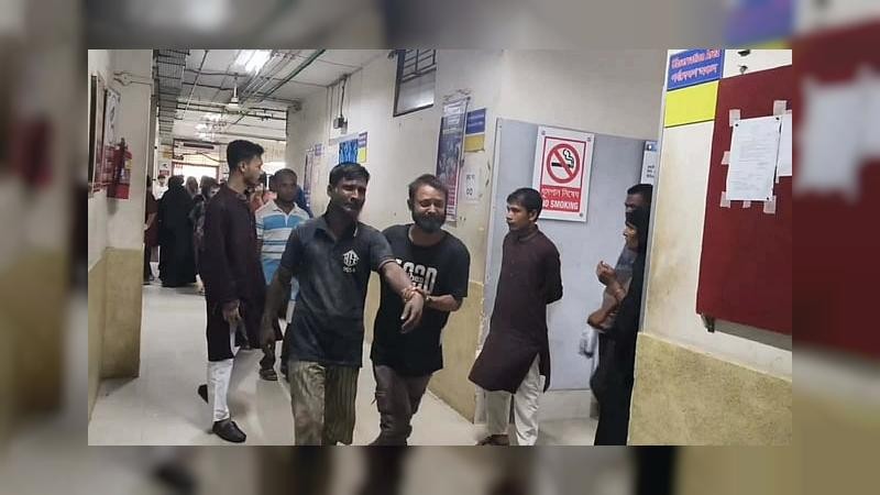 কক্সবাজার মেরিন ড্রাইভ সড়কে পাহাড় ধসঃ দুই জনের প্রাণহানি