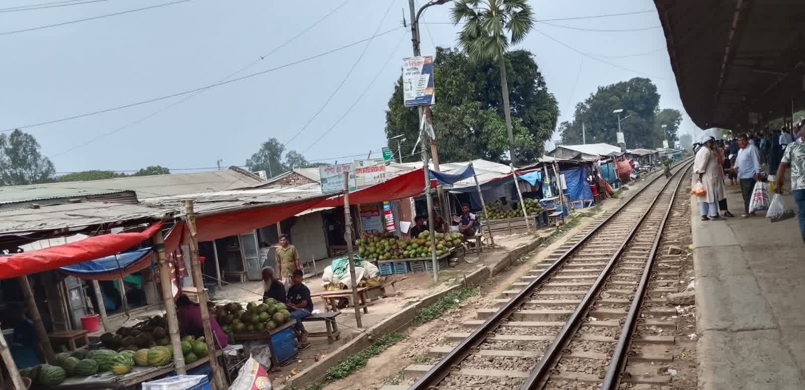 নওগাঁর আত্রাইয়ে আহসানগঞ্জ স্টেশনে ঢাকাগামী ট্রেনের যাত্রাবিরতি দাবি