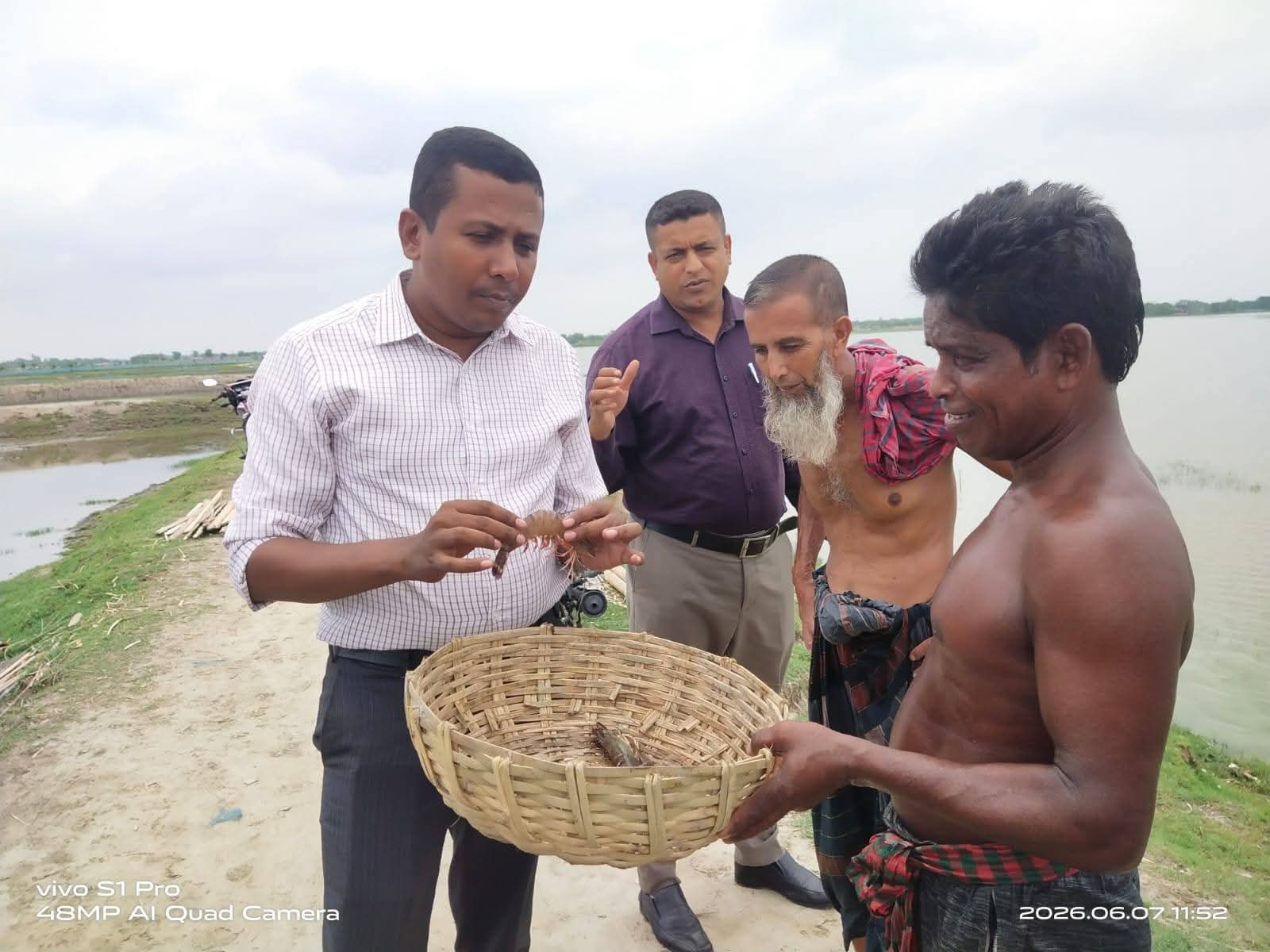 ডুমুরিয়ায় ২০০ বিঘার ঘেরে বাগদা চিংড়ির মড়ক: মৎস্য বিভাগের জরুরী পরিদর্শন ও পরামর্শ