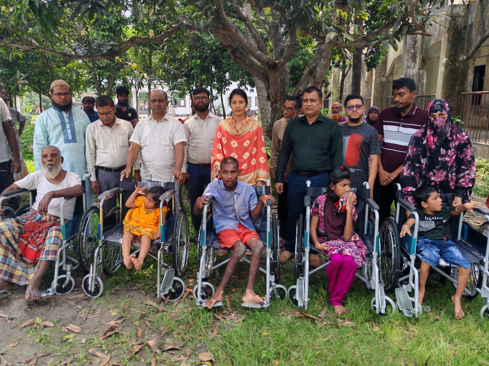 ডুমুরিয়ায় অসহায় ও প্রতিবন্ধীদের মাঝে হুইলচেয়ার বিতরণ