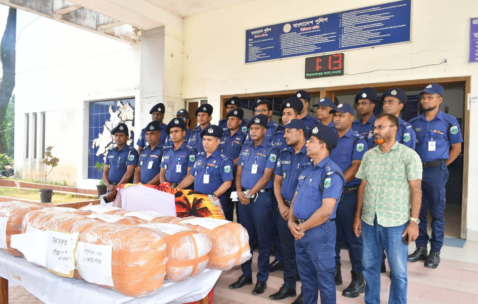 নওগাঁ জেলা পুলিশের মধ্যরাতের অভিযানে ৯০ কেজি গাঁজা উদ্ধার, দুই শীর্ষ মাদক ব্যবসায়ী গ্রেফতার