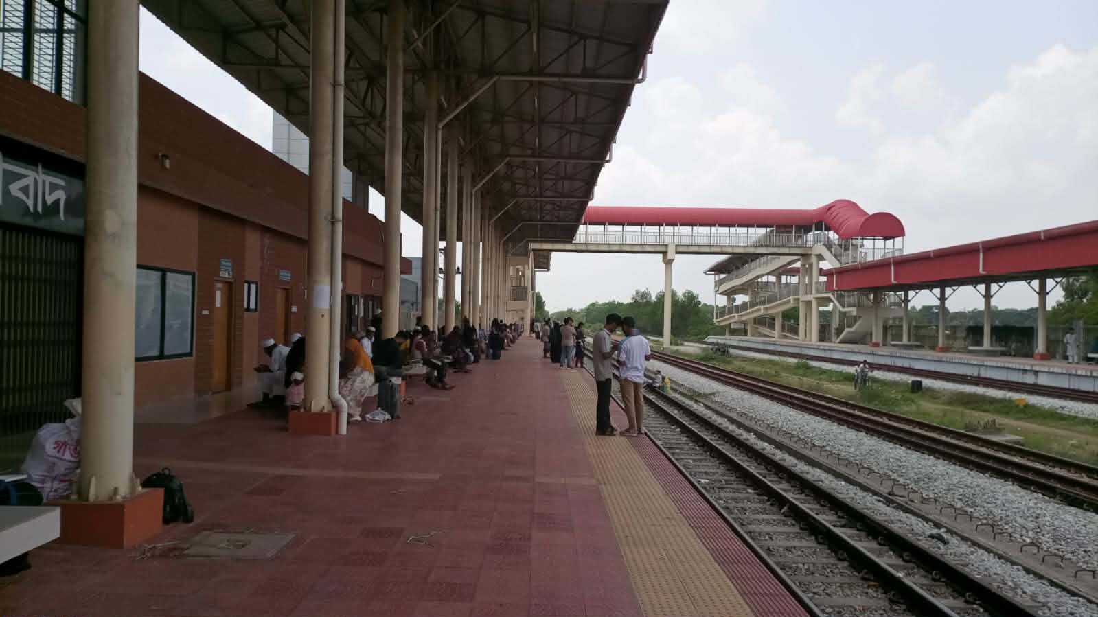 ইসলামাবাদ রেলওয়ে স্টেশনের অপারেশনাল কার্যক্রম বন্ধ,চরম ঝুঁকিতে যাত্রী 