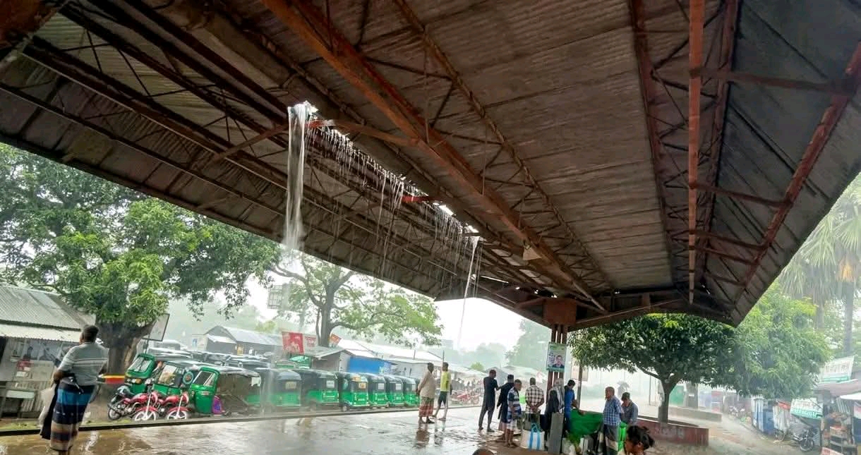 নওগাঁর আত্রাই সামান্য বৃষ্টিতেই জলমগ্ন আহসানগঞ্জ রেলওয়ে স্টেশন, দুর্ভোগে যাত্রীরা
