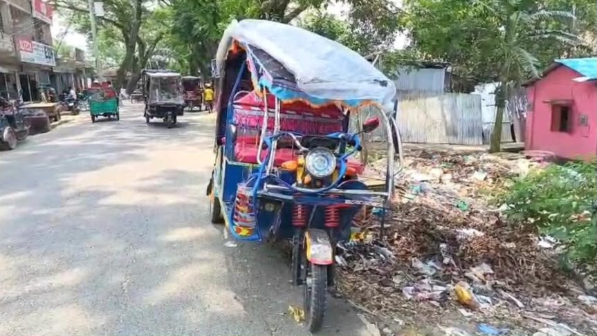 মাদারীপুরে পিকআপভ্যান–ইজিবাইকের মুখোমুখি সংঘর্ষে চালক নিহত, আহত ৩