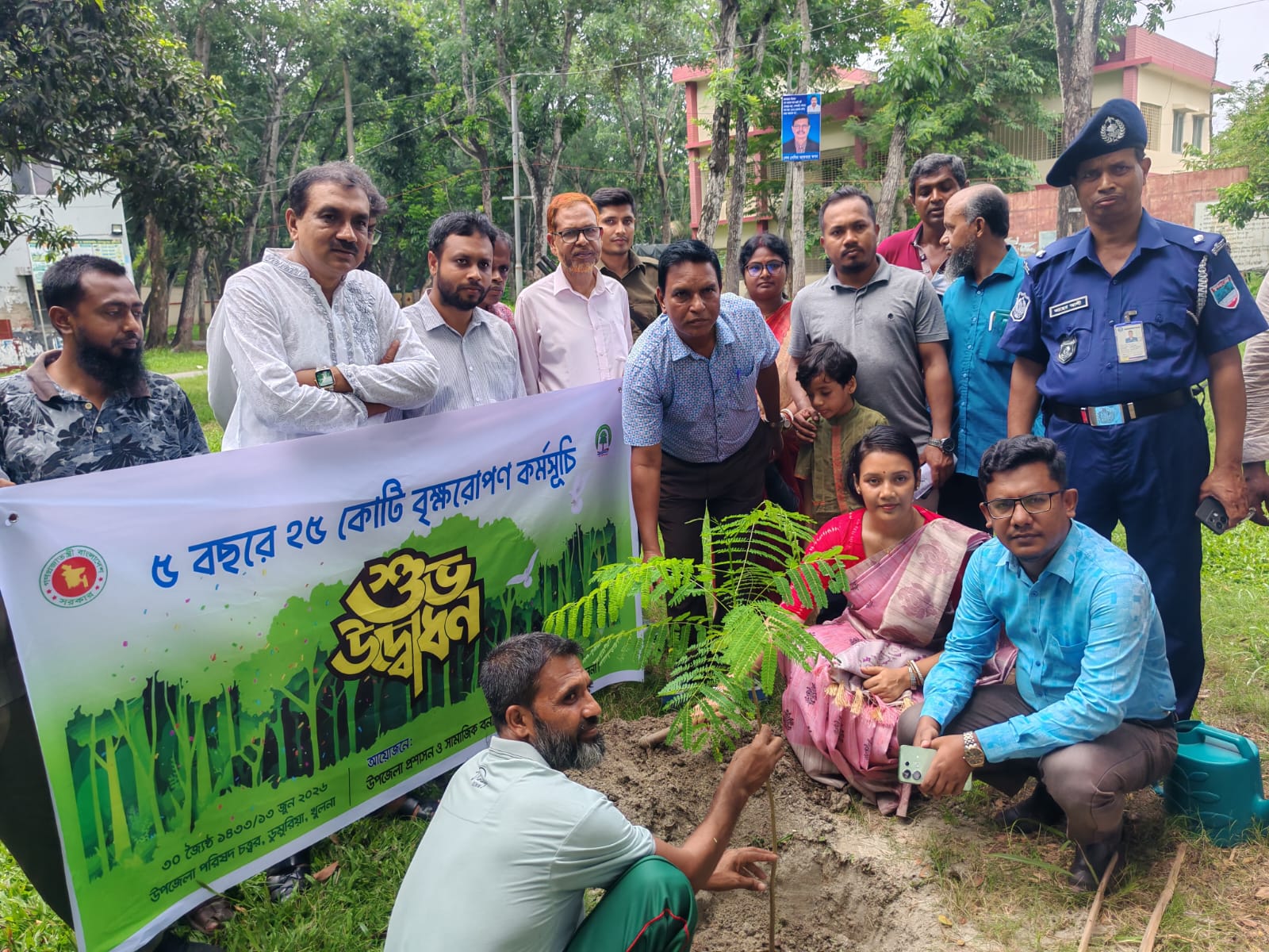 ডুমুরিয়া উপজেলা পরিষদ চত্বরে বিভিন্ন ফলজ, বনজ ও ঔষধি গাছের চারা রোপণ করে আনুষ্ঠানিক উদ্বোধন
