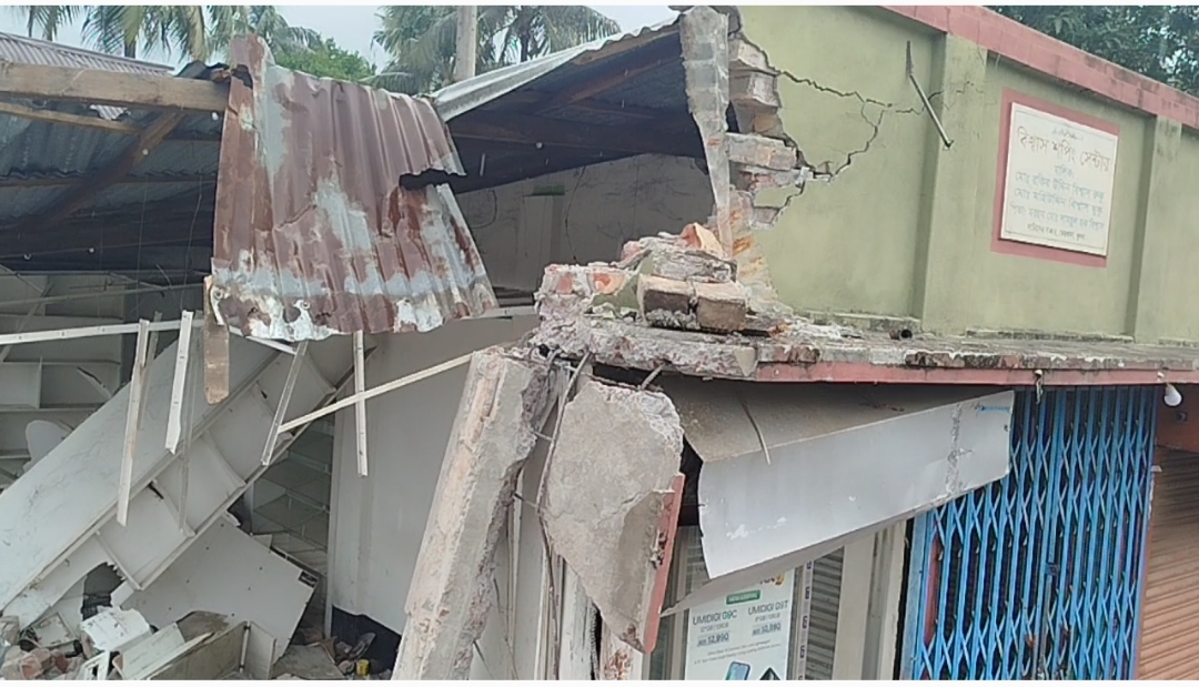তেরখাদায় কার নির্দেশে বুলডোজার? গুঁড়িয়ে দেওয়া হলো দোকান, গোডাউন ও ক্লাব ভবনের অংশ