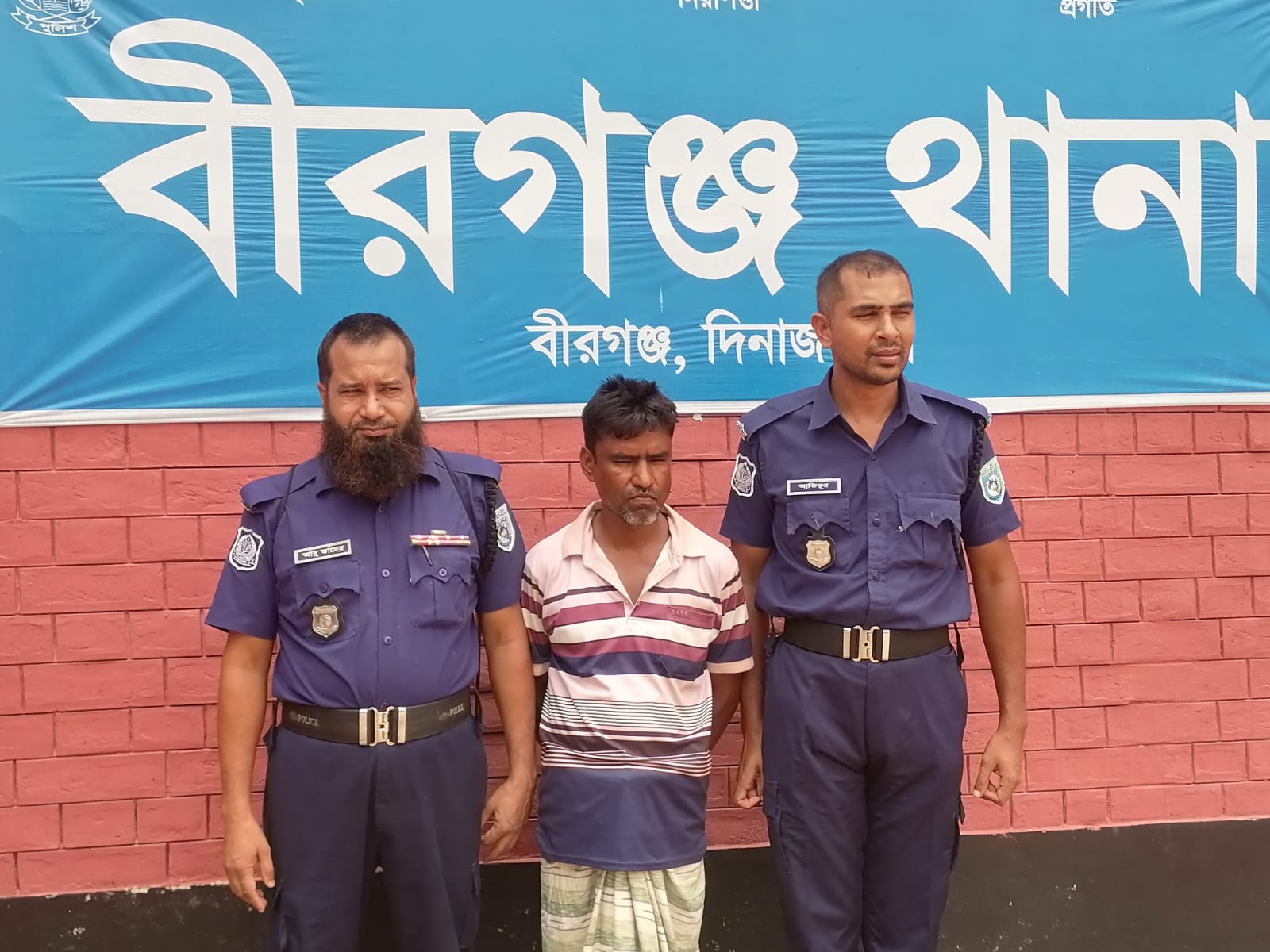 দিনাজপুর বীরগঞ্জে প্রায় ৫ কেজি গাজা ও ৬০০ পিস ইয়াবাসহ কুখ্যাত মাদক বিক্রতা হাশেম গ্রেফতার