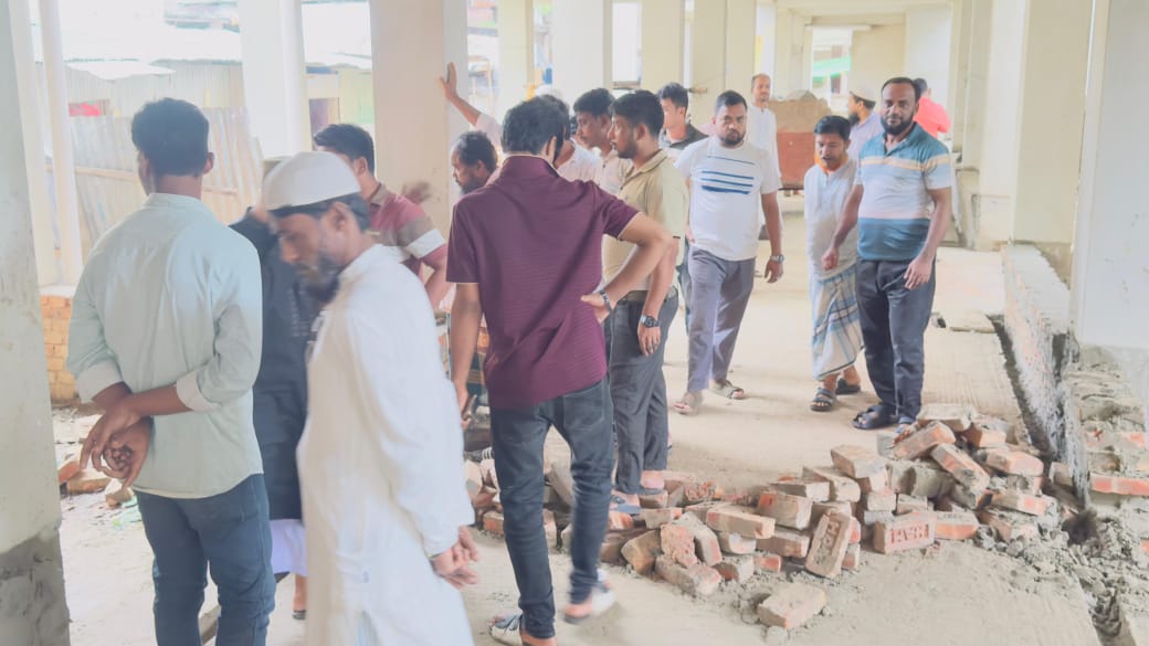 ঈদগাঁও মাছ বাজারের ইজারা মওকুফ/ শিথিল করার দাবি উঠেছে