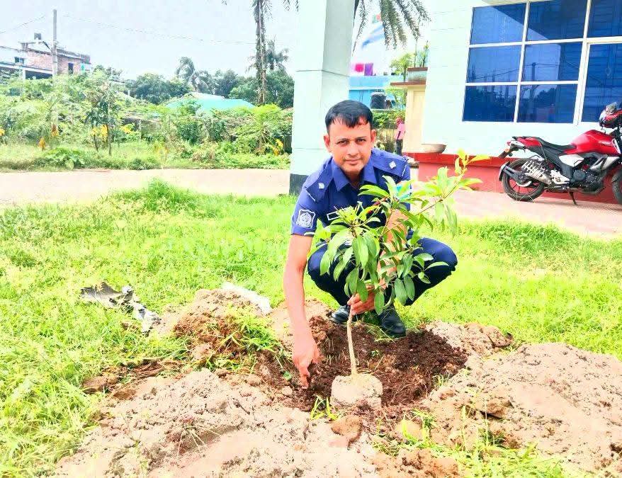 ধামইরহাটে পরিবেশ বান্ধব দৃষ্টান্ত স্হাপন করেন ওসি মিন্টু রহমান 